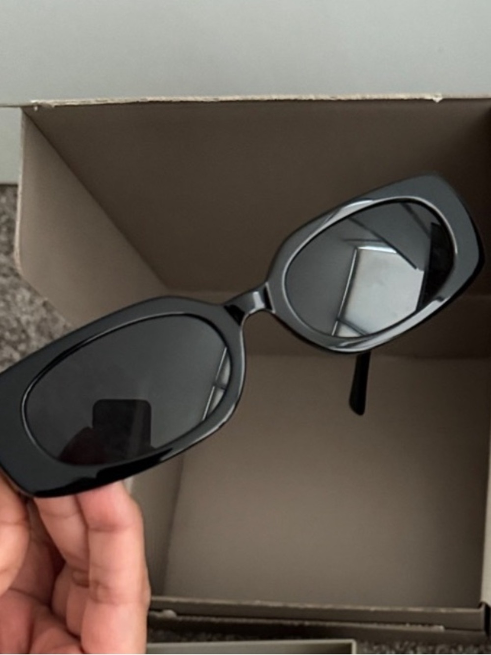 VEHLA Black Rectangular Women's Sunglasses